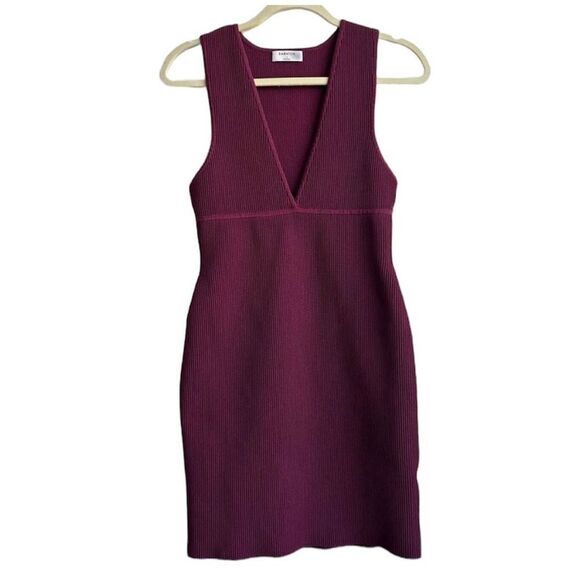 ✨Aritzia Babaton
Deep V Dress✨ - Picture 1 of 13